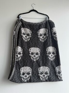 100% Cotton Skulls Reversible White Black Blanket 52x62"